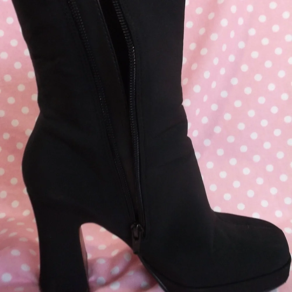 Westies Black Ankle zipper boots.  Black 7 1/2” M